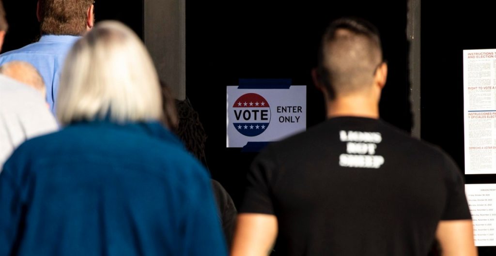 Reportan fallas en máquinas de votación en Arizona