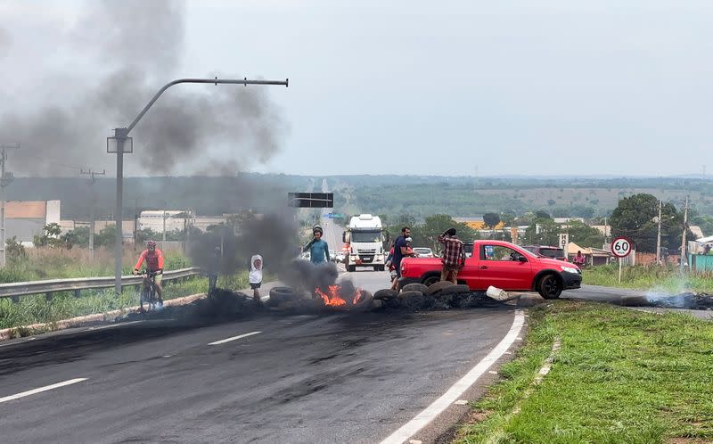 Seguidores de Bolsonaro mantienen bloqueos de carreteras en 11 estados