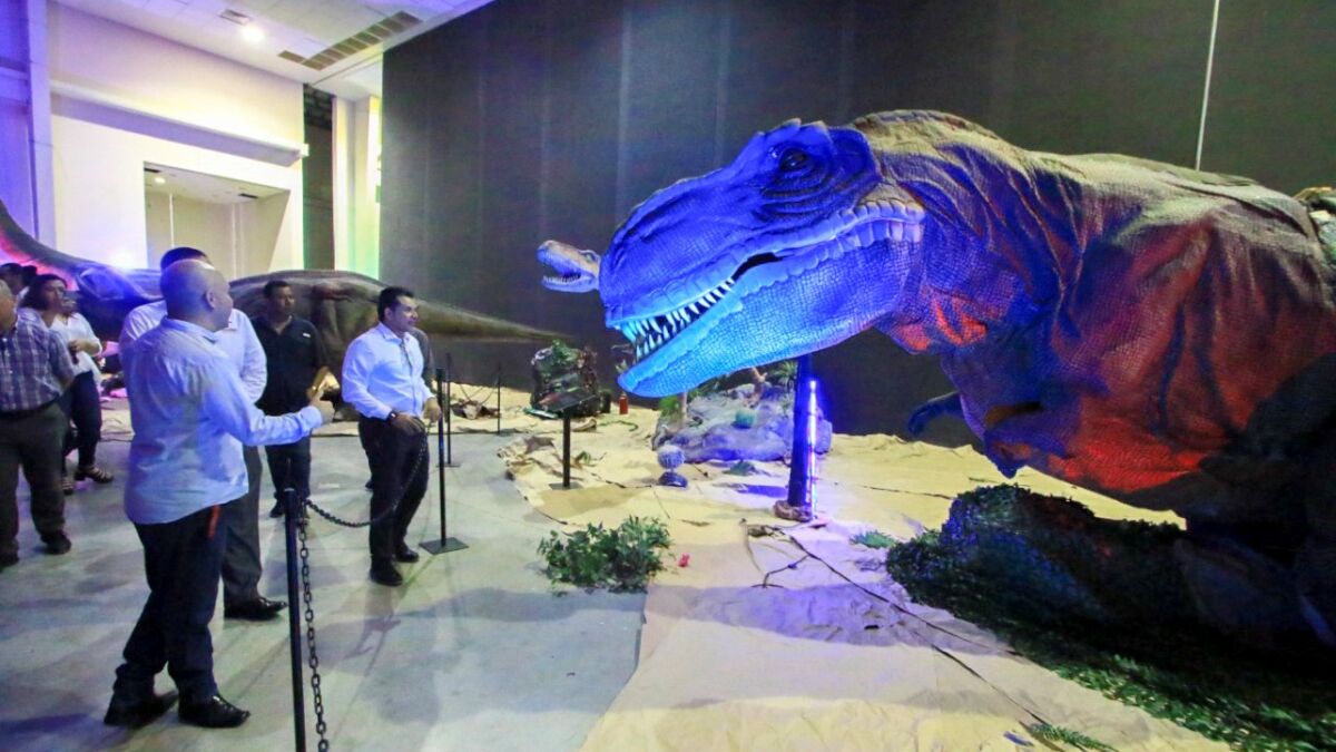 Invita Lalo Gattás a vivir experiencia con dinosaurios.