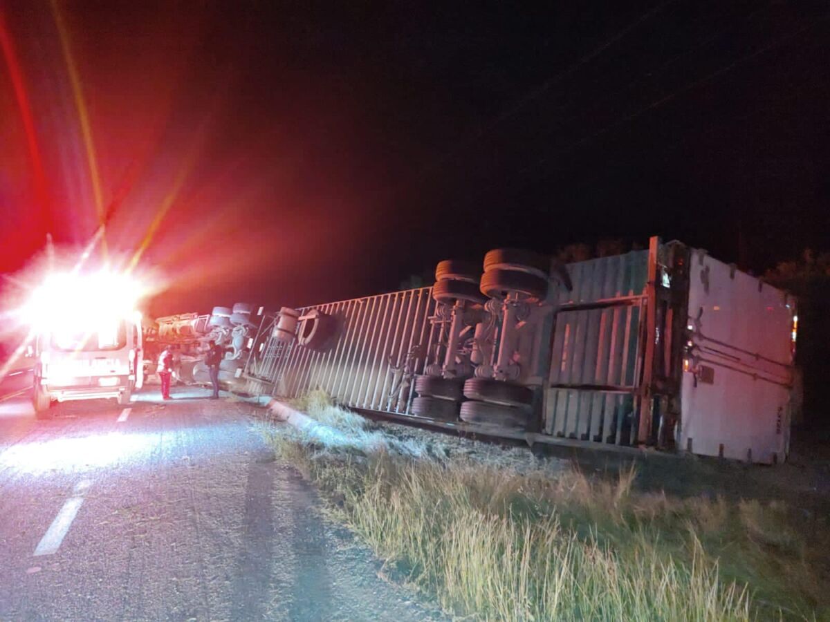 Vuelca tráiler en carretera a Soto La Marina