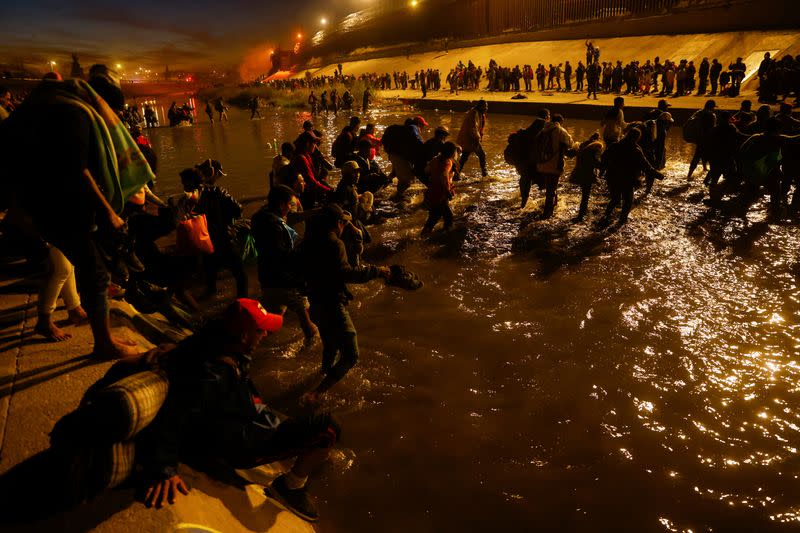 Más de mil 500 migrantes cruzan frontera México-Estados Unidos en una noche