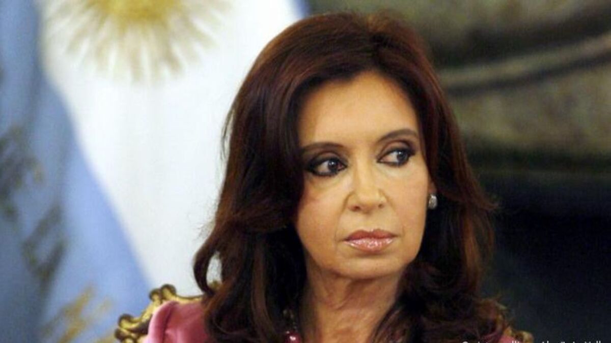 Condenan a vicepresidenta argentina a seis años por fraude
