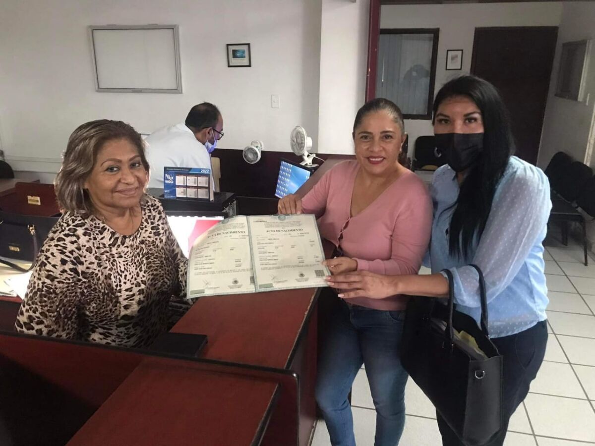 En oficialía de Tampico le niegan acta de nacimiento a gemelos de familia lesbomaternal