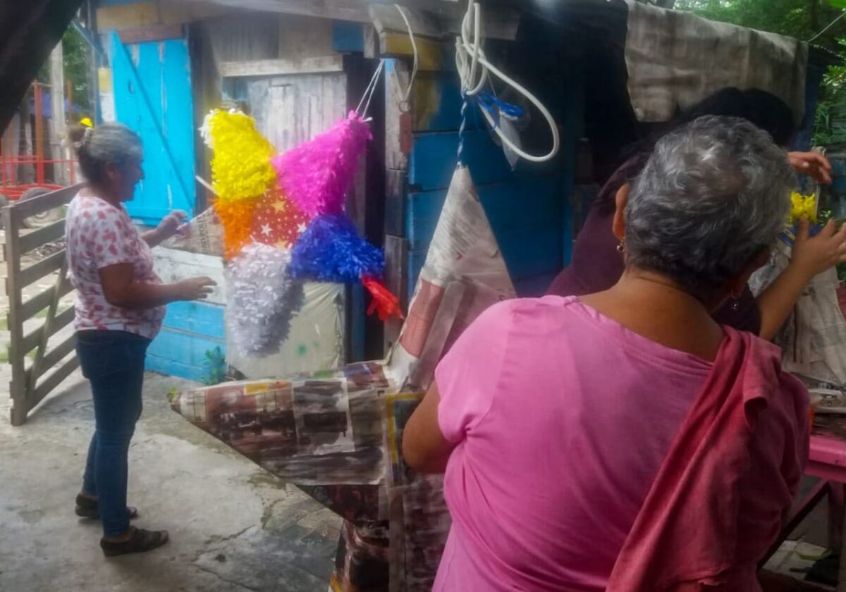 Concluyen adultos mayores taller de elaboración de Piñatas