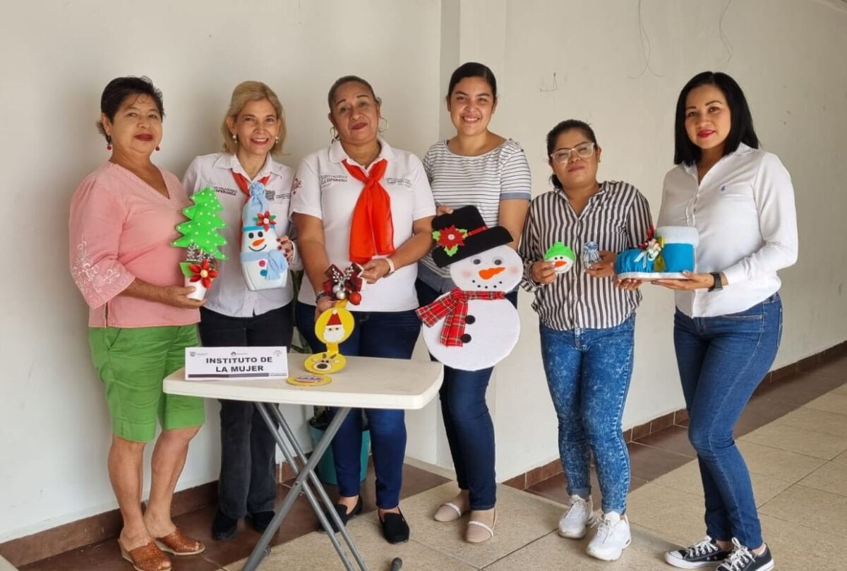 Realizan Taller de manualidades navideñas para impulsar a mujeres emprendedoras