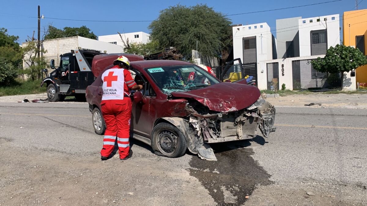Dos mujeres se salvan de milagro tras choque con grúa en Victoria
