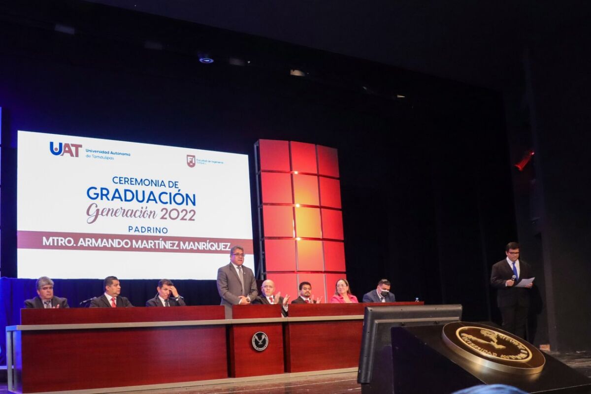 Apadrina Armando Martínez Manríquez a egresados de la Facultad de Ingeniería