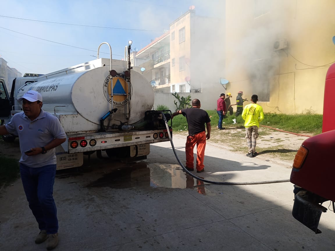 Incendio consume departamento en Los Olivos de Altamira