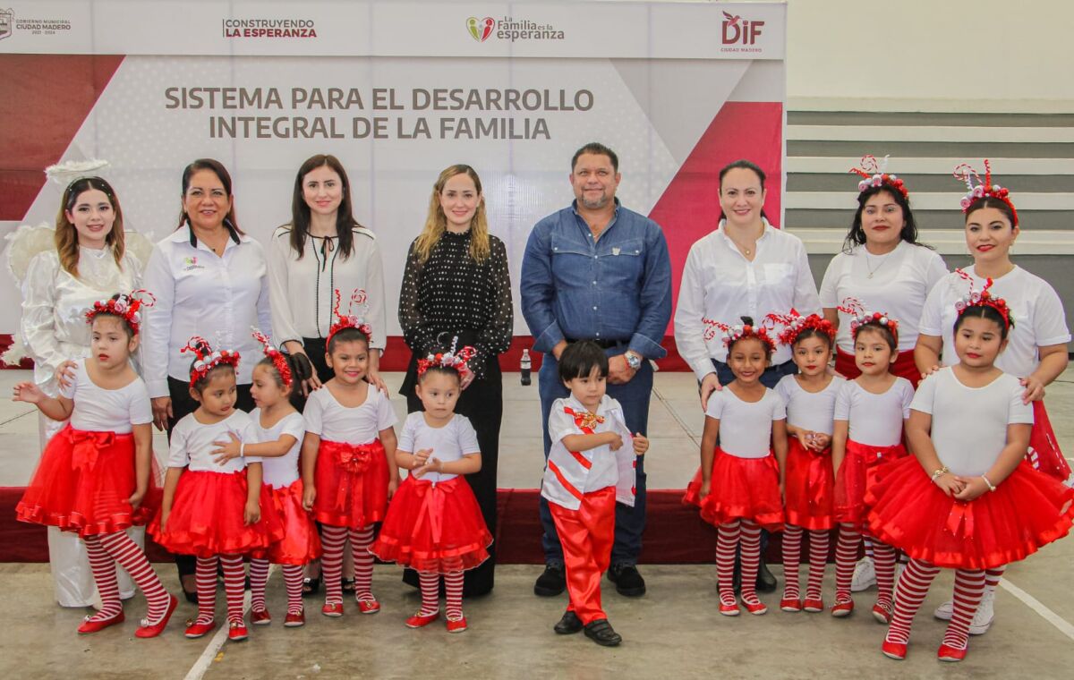 Presidenta del DIF celebra con los CAIC´S del DIF Madero época Navideña