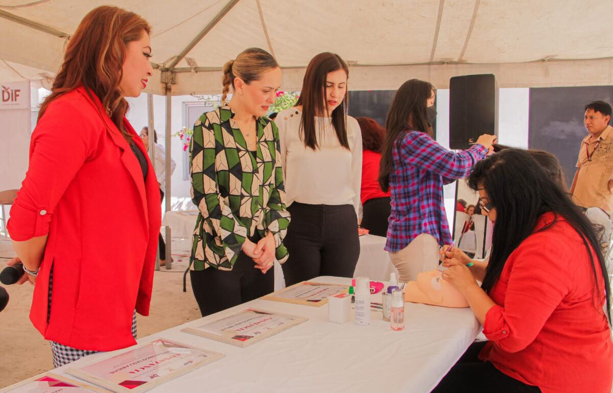 Reciben constancias estudiantes de los talleres intensivos CEDIF