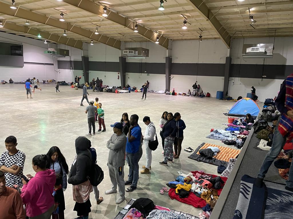 Trasladan a migrantes a refugio habilitado en el centro de convenciones Mundo Nuevo