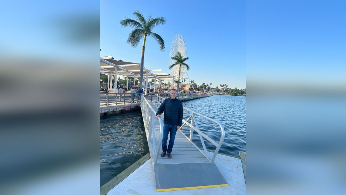 Supervisa Chucho Nader Instalación de Muelle Flotante en Laguna del Carpintero