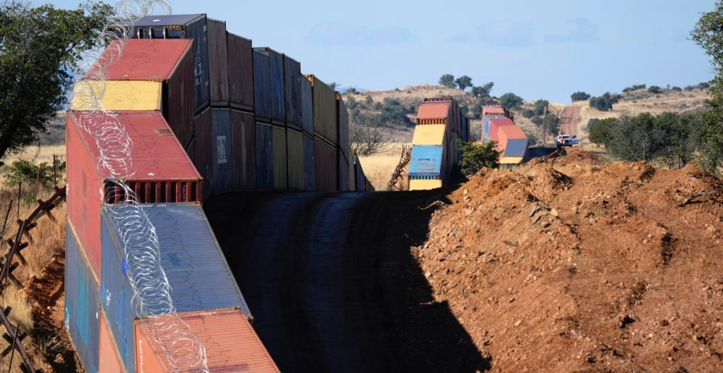 Arizona coloca más contenedores cubiertos con alambre de púas en la frontera con México