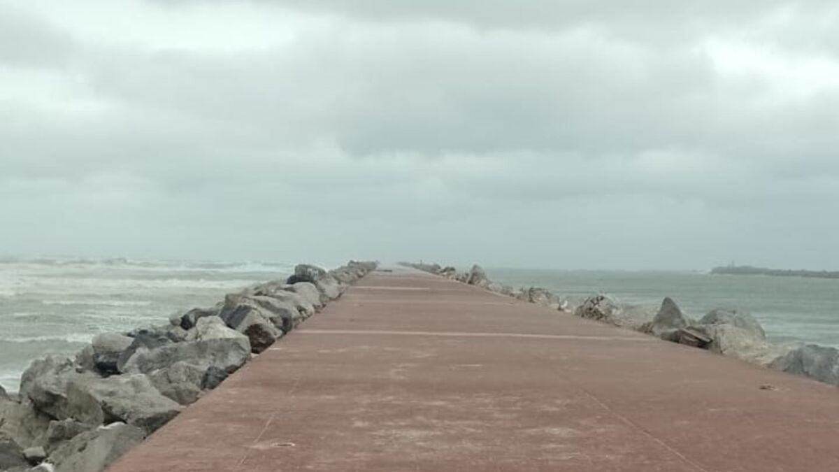 Por fuerte oleaje y bajas temperaturas, cierran playa Miramar en Madero