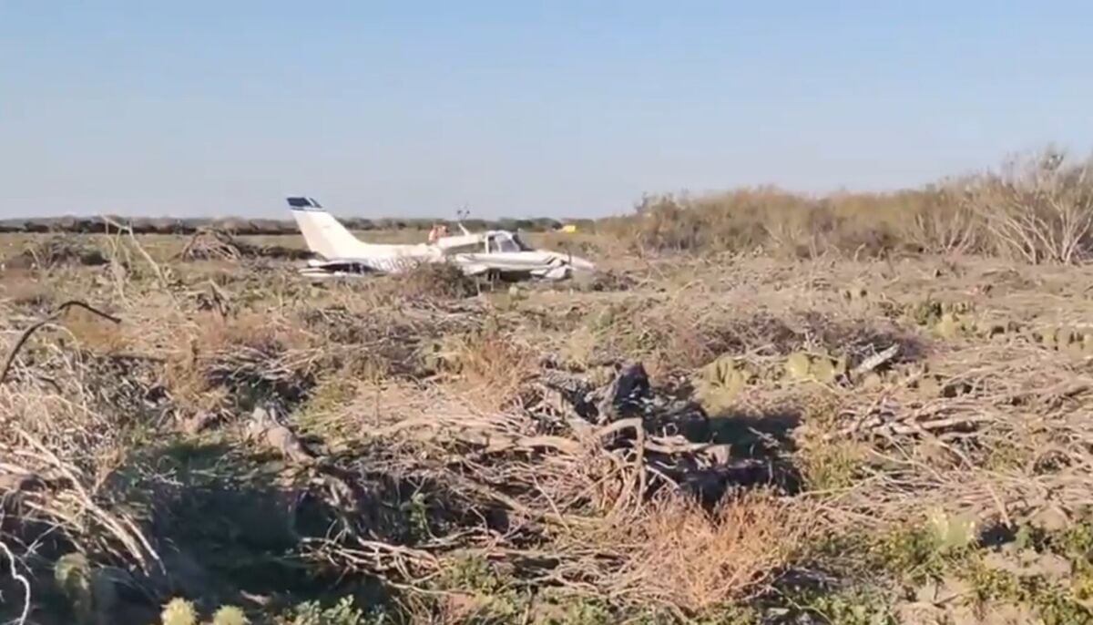 Le fallan motores a avioneta y piloto hace aterrizaje forzoso en parcela de Reynosa