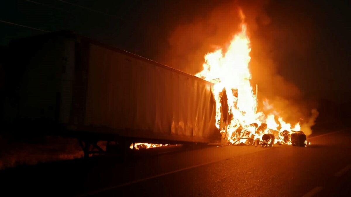 Carretera Victoria-Tula bloqueada por incendio de tráiler