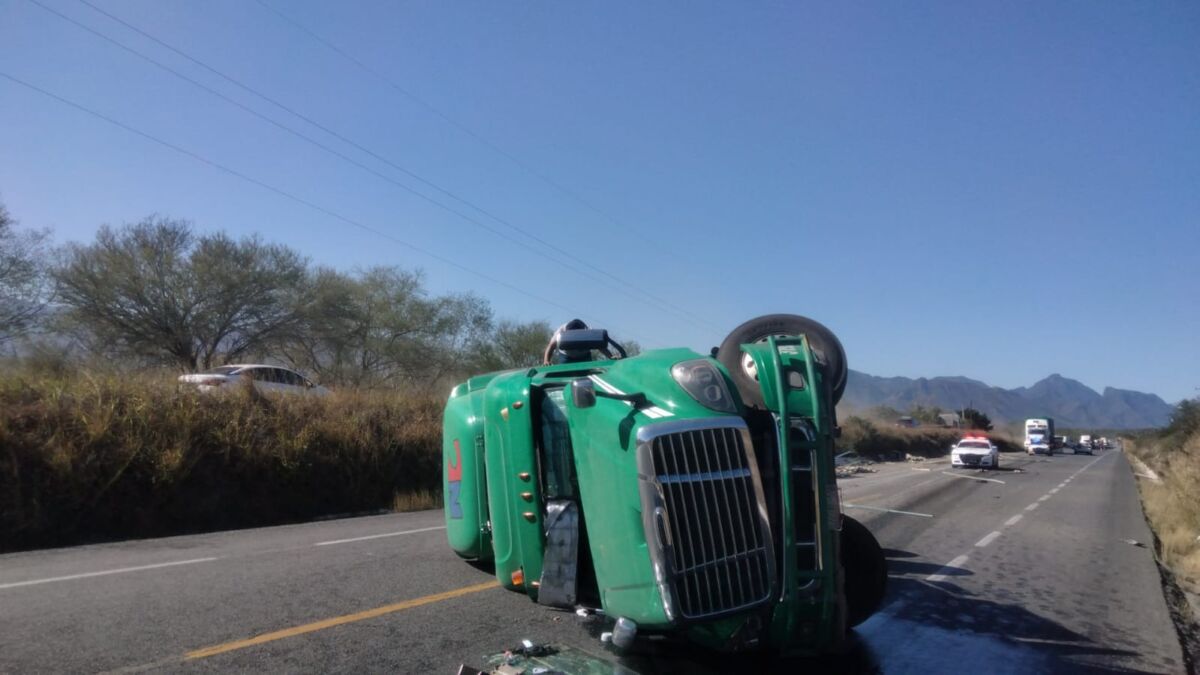 Vuelca tráiler en la carretera Victoria-Monterrey