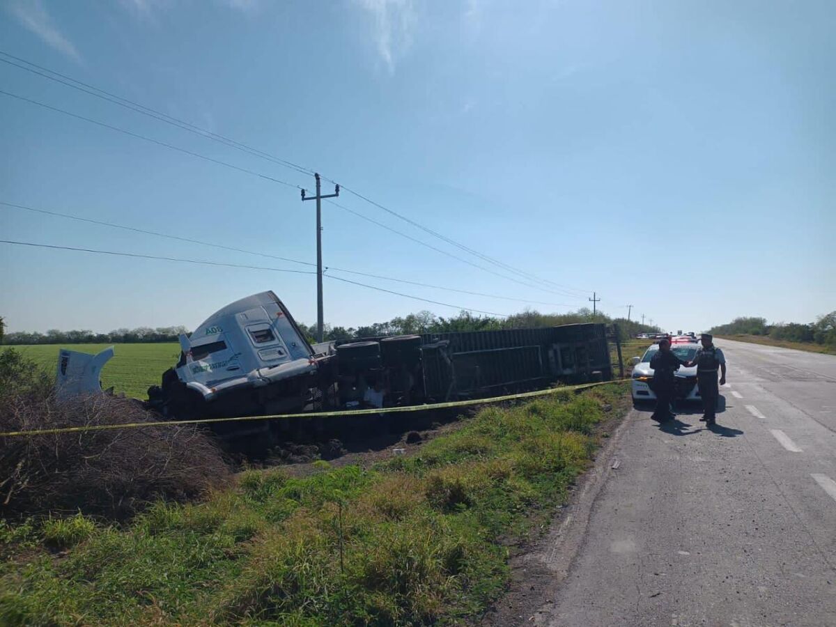 Vuelva tráiler en carretera San Fernando- Reynosa