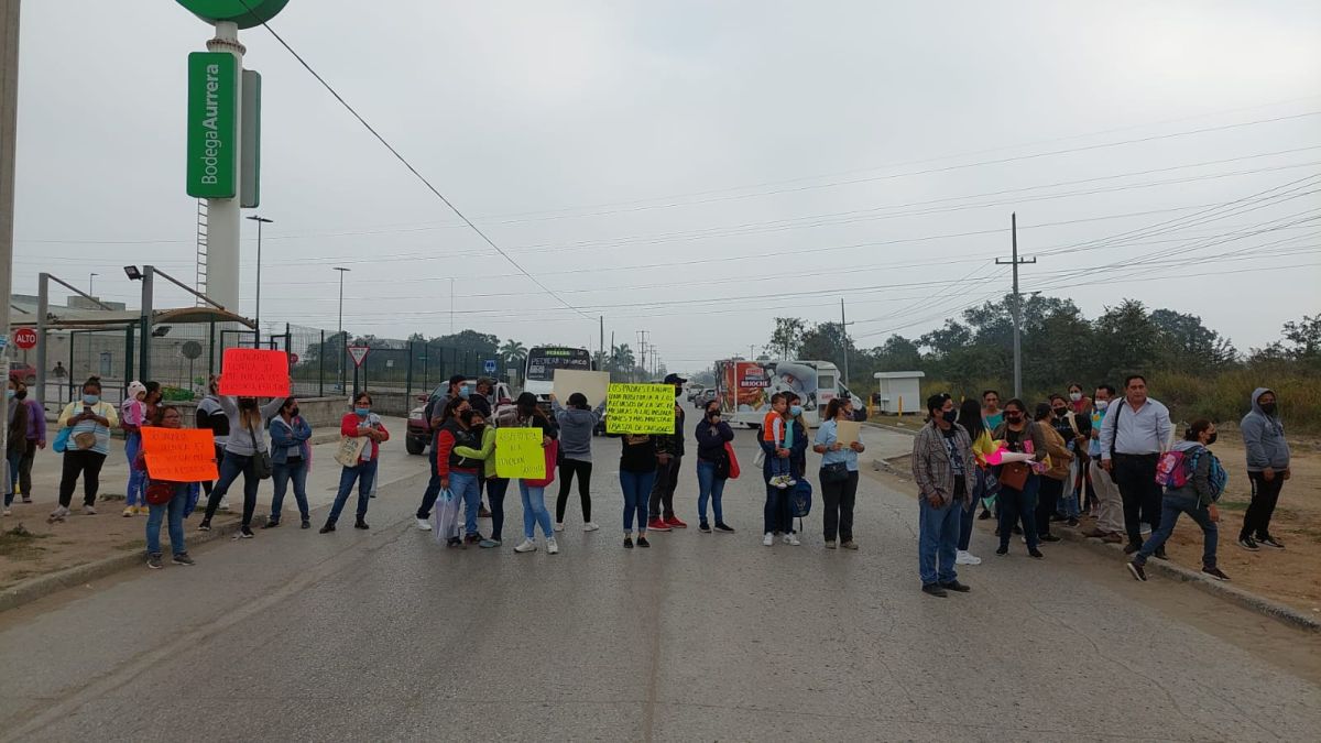 Padres bloquean vialidad en Altamira para exigir un lugar en secundaria