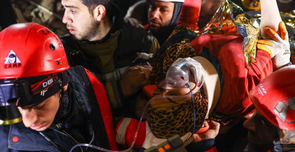 Rescatan a dos mujeres más en Turquía tras una semana de estar atrapadas entre los escombros