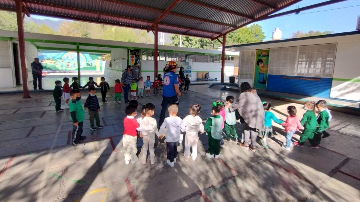 Capacitan en protección civil a alumnos de Jardín de niños