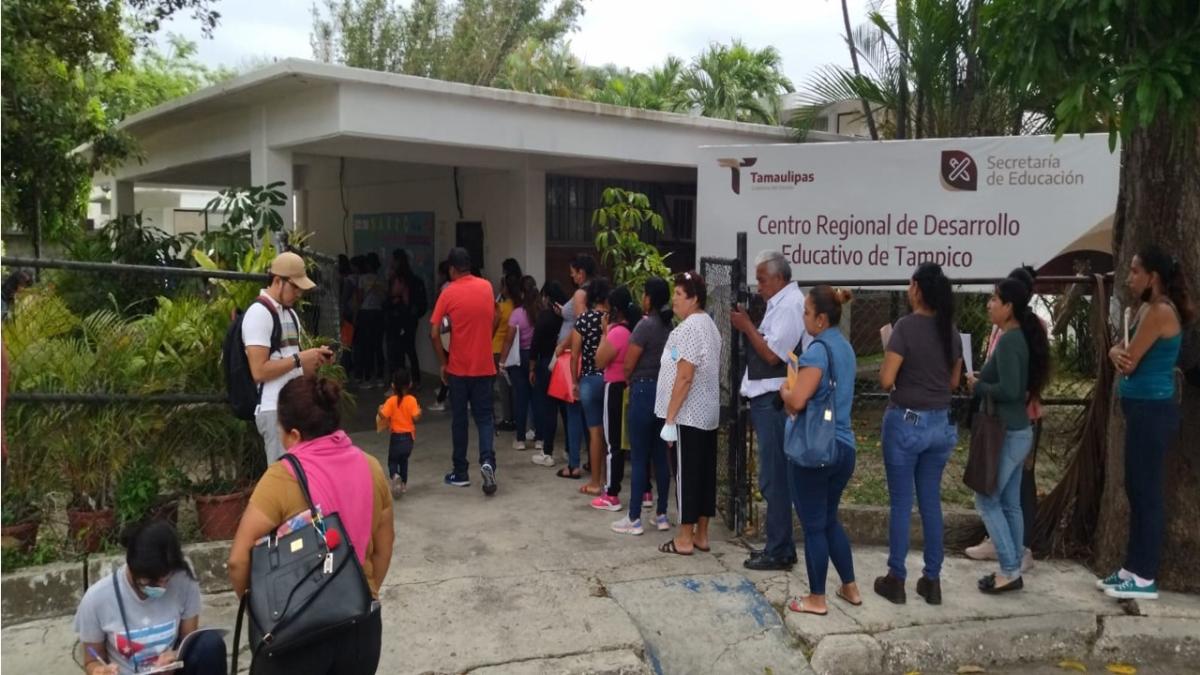Éxito en trámites del Crede; hay fila de más de mil personas