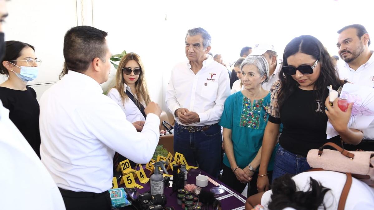 Visita Gobernador y presidenta del DIF stand de la USJT en DIFZANIA