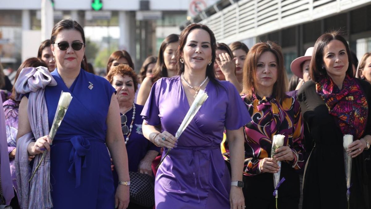 Conmemoran día internacional de la mujer con abrazo de hermandad