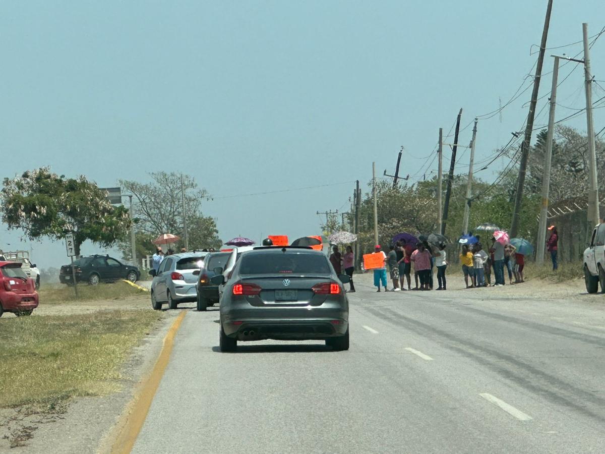 Bloquen carretera federal en Altamira en protesta contra Comapa