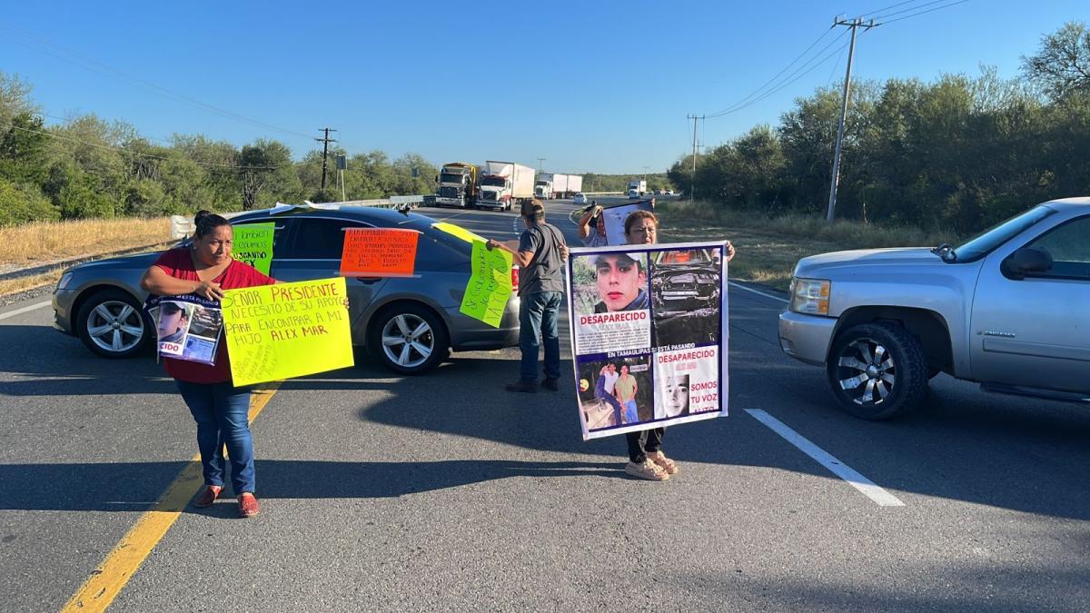 Bloquean la Victoria-Monterrey por desaparición de jóvenes en río El Roble