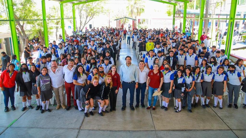 Dialogan Alcalde Carlos Peña Ortiz y estudiantes en Foro Juvenil