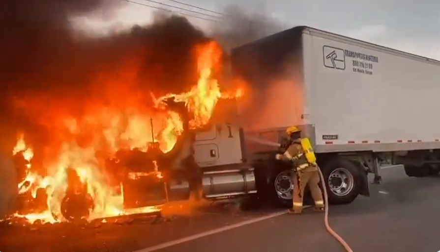 Hombres armados bloquean carretera en Nuevo León y queman tráiler