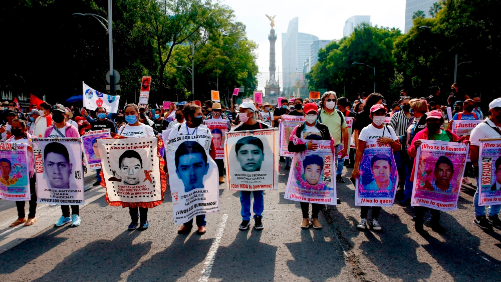 Padres de normalistas de Ayotzinapa piden investigar penalmente a Peña Nieto