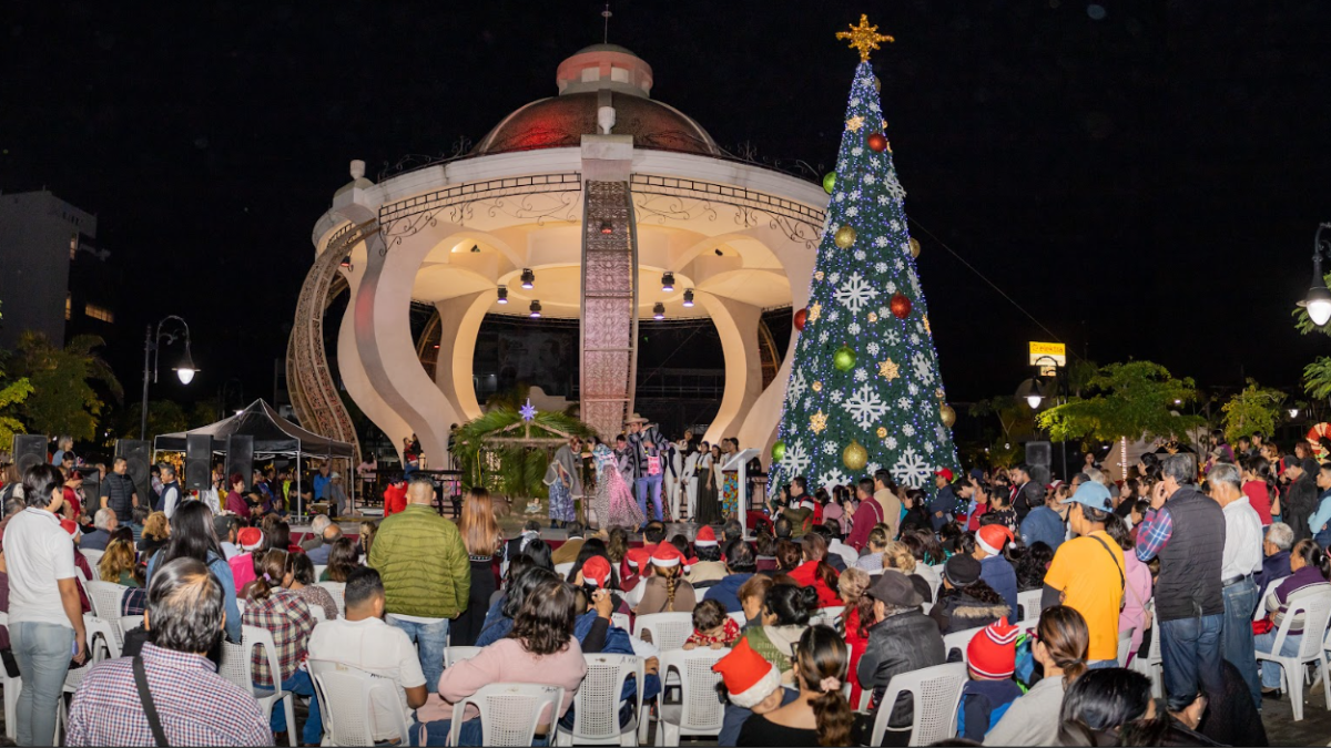 Alcalde Adrián Oseguera encabeza encendido del Pino Navideño en Ciudad Madero