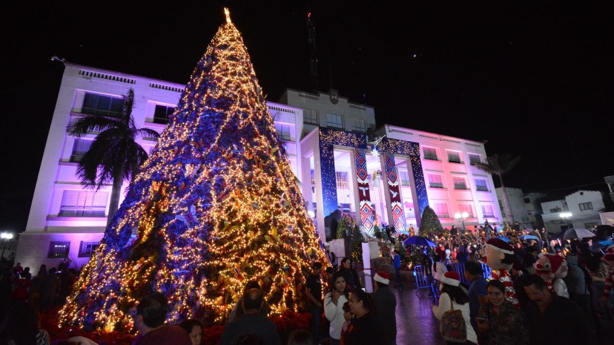 Enciende Américo Villarreal pino navideño en plaza Juárez de Victoria