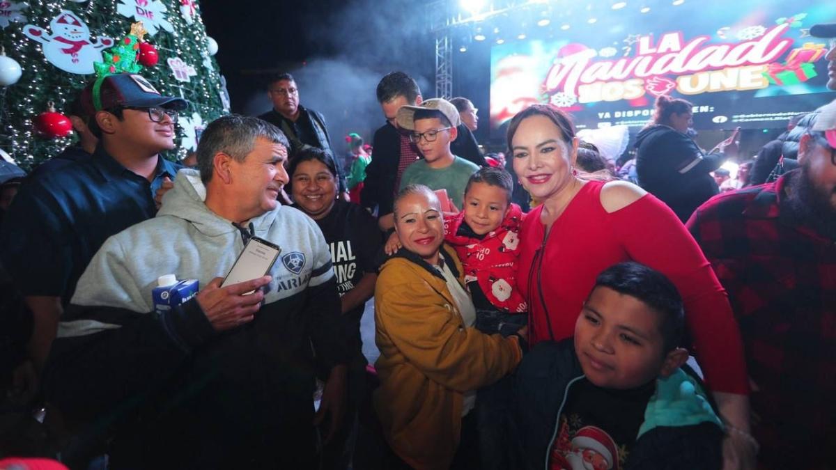 Encienden pino navideño en Nuevo Laredo con espectacular pista de hielo