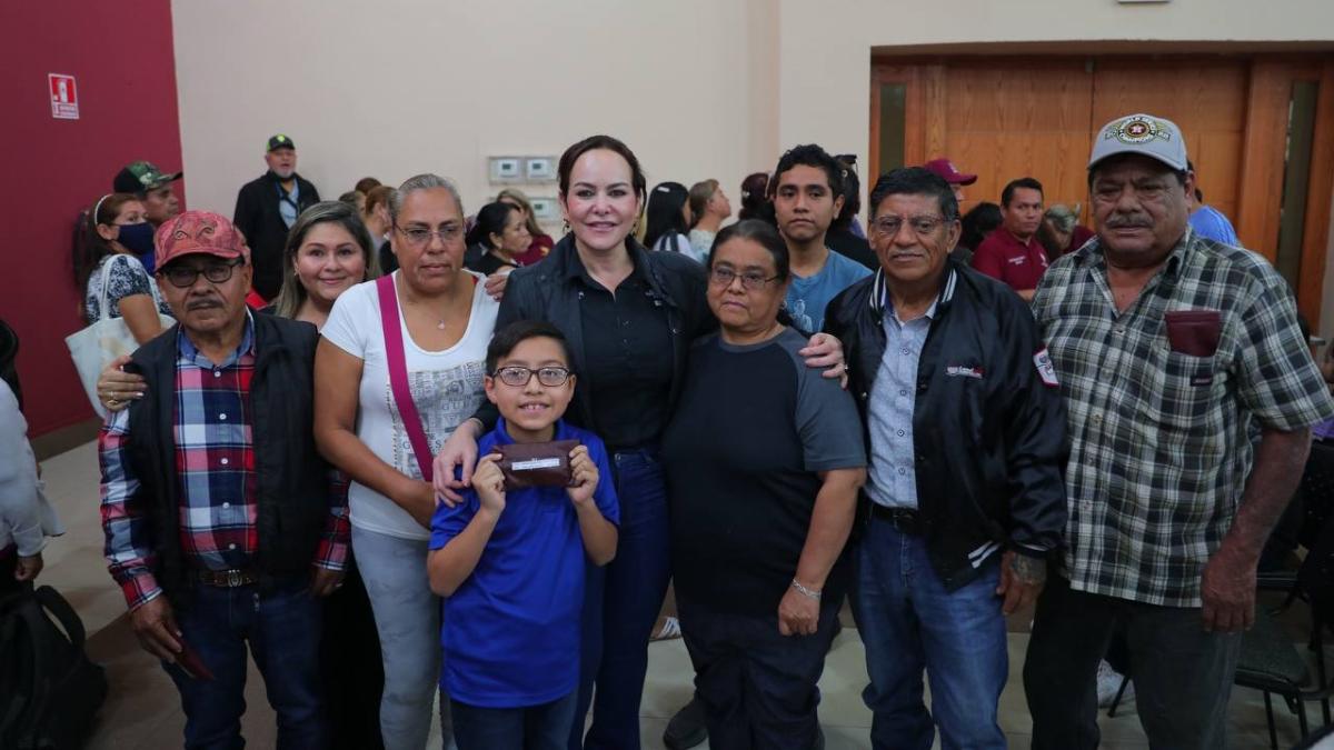 Entrega Carmen Lilia Canturosas más de 200 anteojos graduados