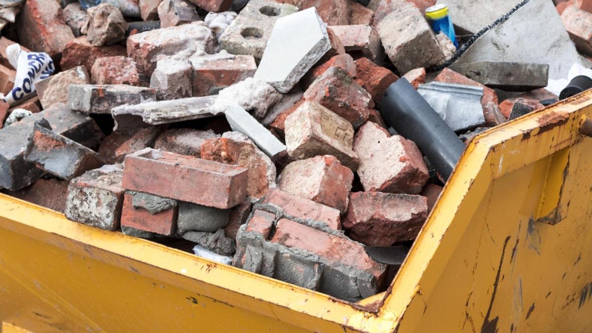 Empresas arrojan escombros y plafones a contenedores de basura doméstica; ya siete han sido apercibidas
