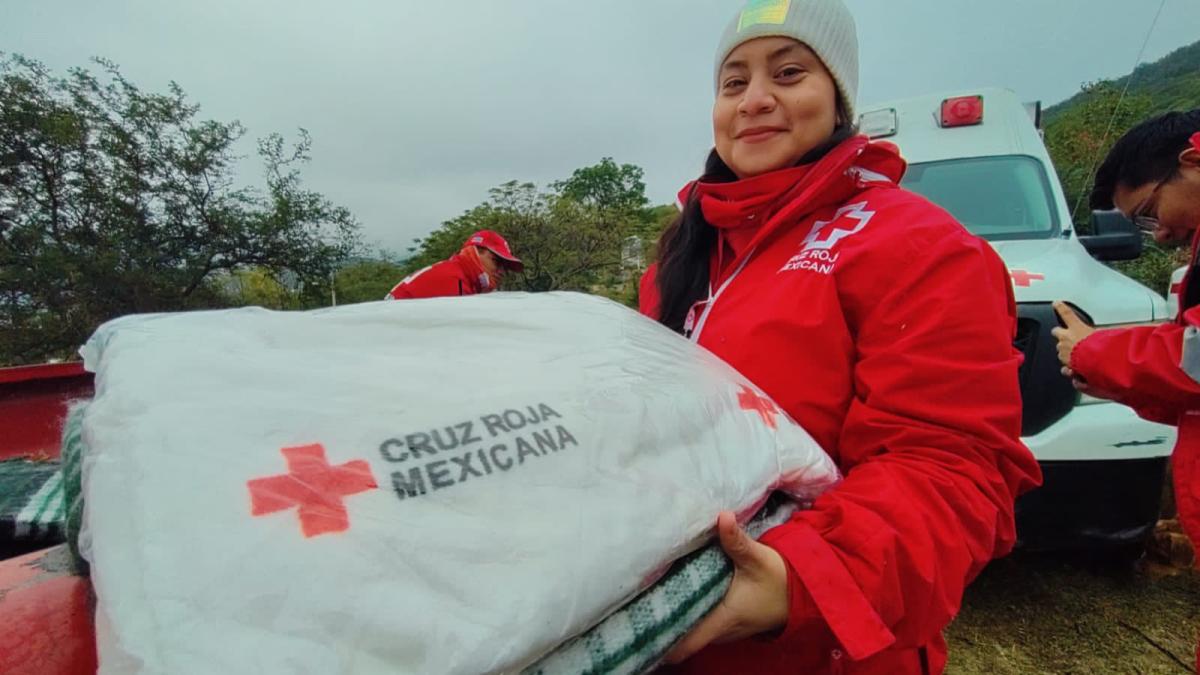 Entrega Cruz Roja Mexicana cobijas y alimentos calientes a familias de Tamaulipas