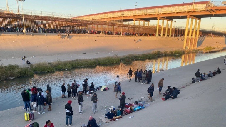 Texas culpa a la Administración Biden por muerte de migrantes en el río Bravo