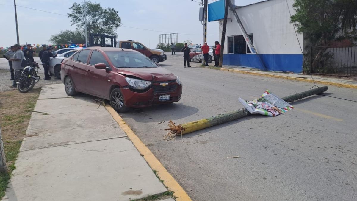 Derriban poste en entrada de Güémez y le cae encima a un adulto mayor