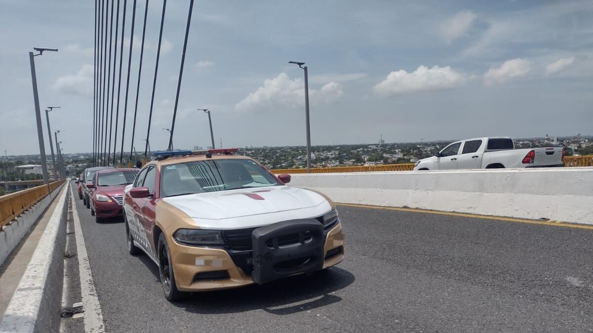 Hombre intenta suic¡darse del Puente Tampico