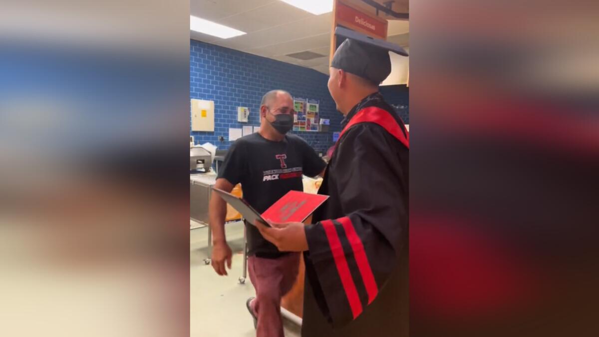 Joven sorprende a su padre con diploma de graduación