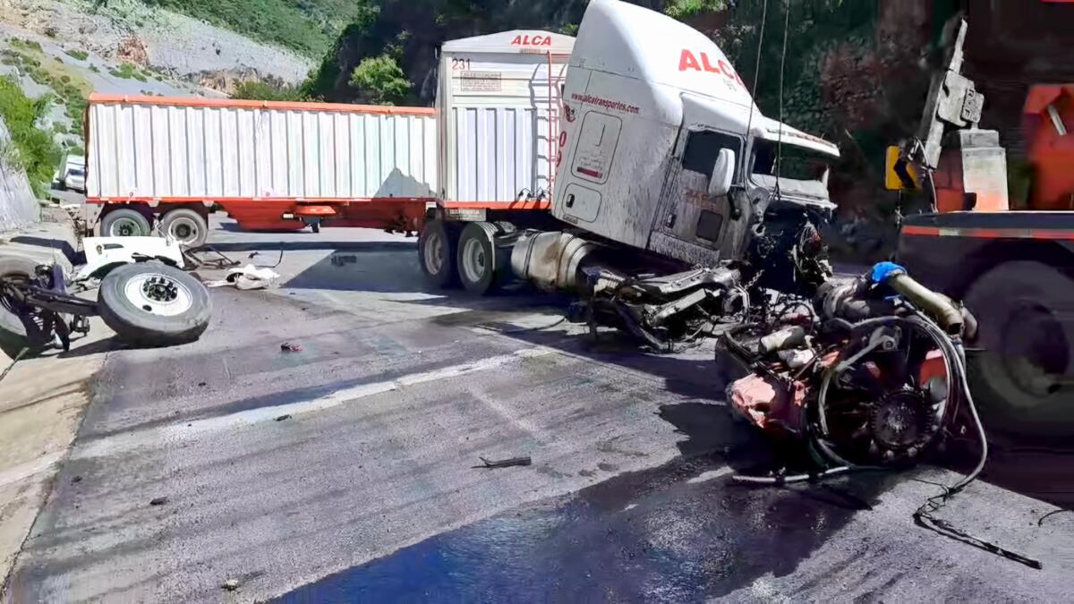 Tráiler choca contra talud y cierra la carretera Rumbo Nuevo