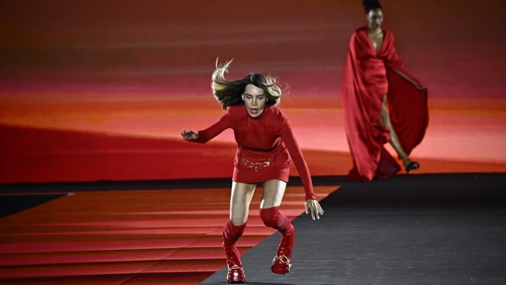 Belinda sufre caída durante la semana de la moda en París