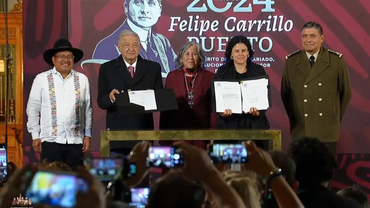 En su última mañanera, AMLO firma reformas constitucionales de la Guardia Nacional