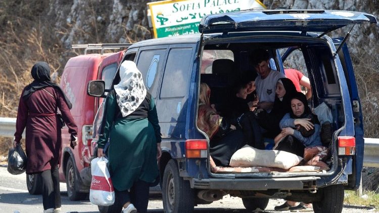Miles de refugiados escapan de la violencia en el sur de Líbano