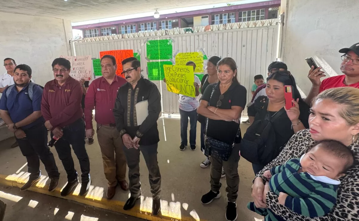 Ante falta de soluciones, padres de familia toman secundaria en Altamira 