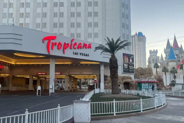 Demuelen el icónico hotel y casino Tropicana en Las Vegas