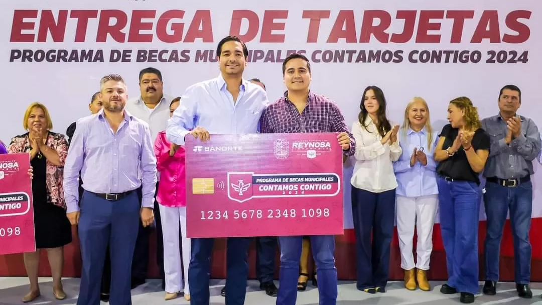 Entregó Carlos Peña Ortiz tarjetas de becas a más de 800 beneficiarios